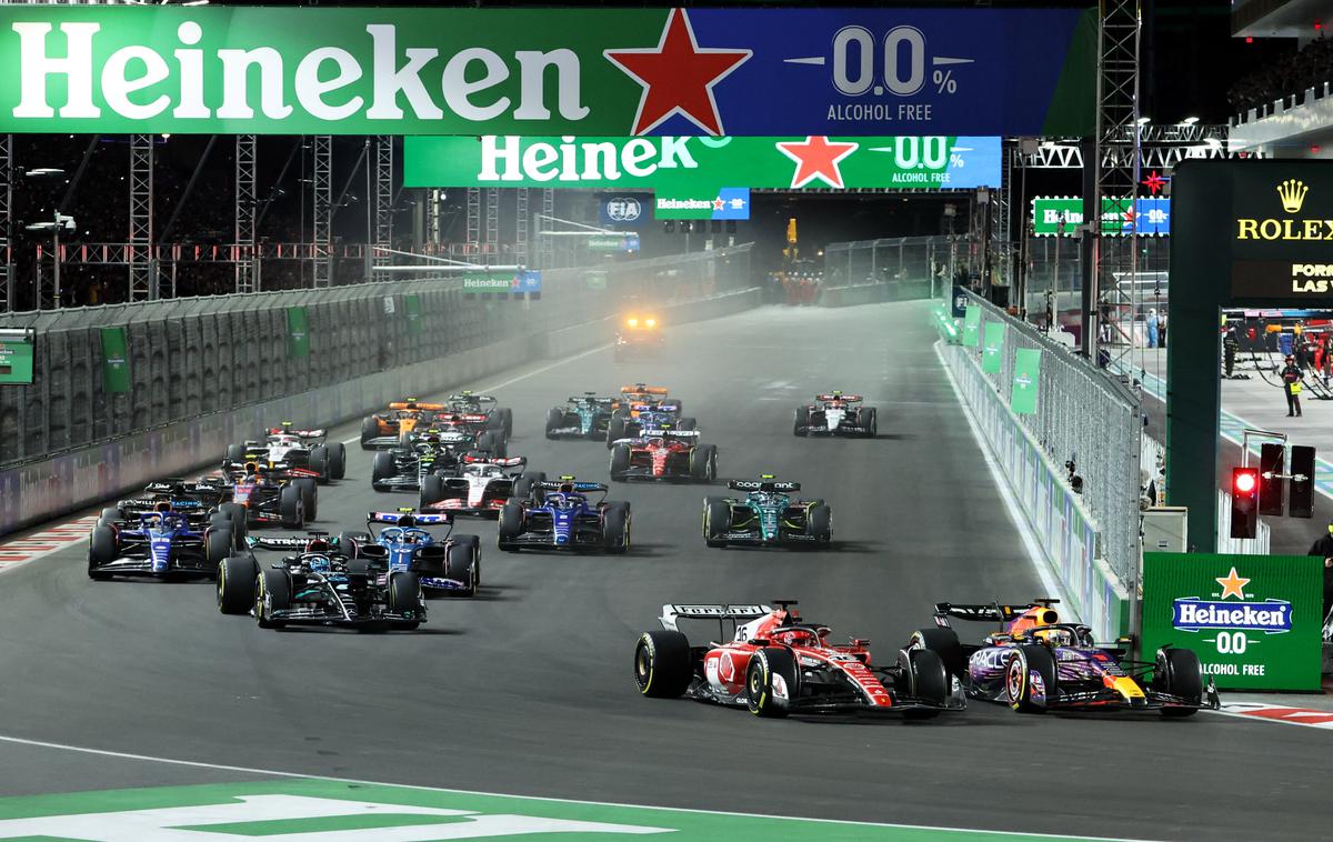 F1 Vegas štart Max Verstappen Charles Leclerc | Štart VN Las Vegasa. Max Verstappen je prehitel Charlesa Leclerca. | Foto Reuters