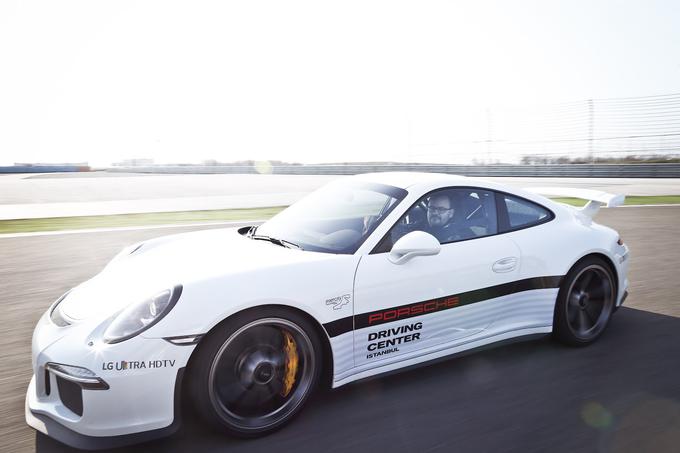Mojstrstvo, vam povem, zares čarobno. To ni več vožnja, to je prvinski nagon hitrosti, vrhunec tistega, kar doživiš z volanom v rokah ... | Foto: Porsche