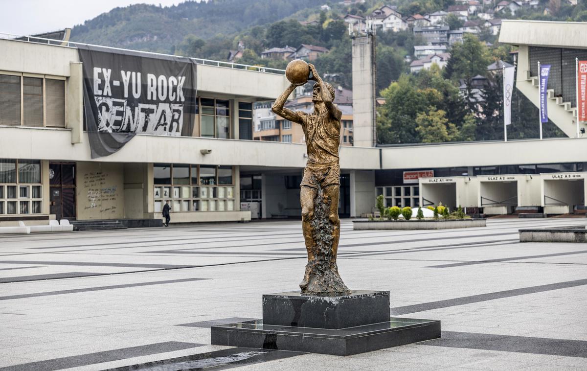 Mirza Delibašić Sarajevo | V spomin na legendarnega Delibašića so lani v Sarajevu pred dvorano Skenderija, ki nosi tudi njegovo ime, zgradili bronasti kip. | Foto Ana Kovač