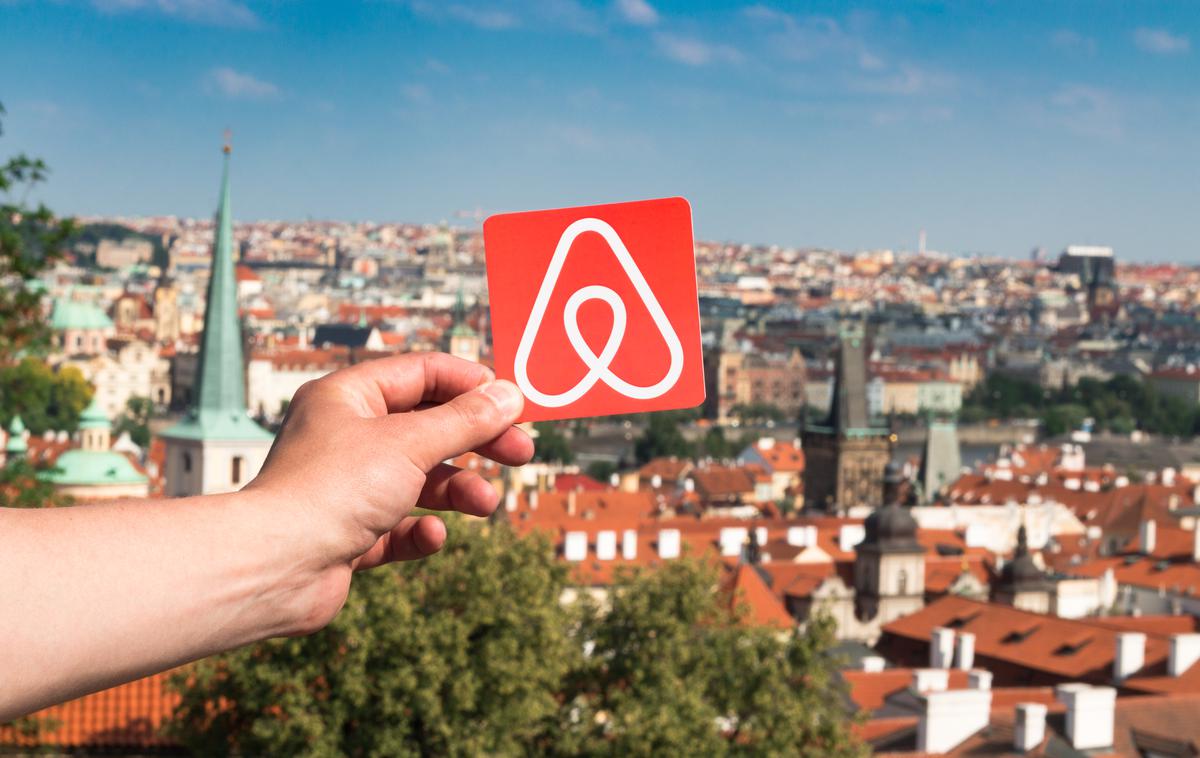 Airbnb | Širjenje kratkoročnih turističnih najemov prek spletnih platform, kot je Airbnb, je v mnogih večjih mestih povzročilo pritisk na stanovanjski trg, saj je občutno zmanjšalo število stanovanj, ki so na voljo za dolgoročnejši najem. | Foto Shutterstock
