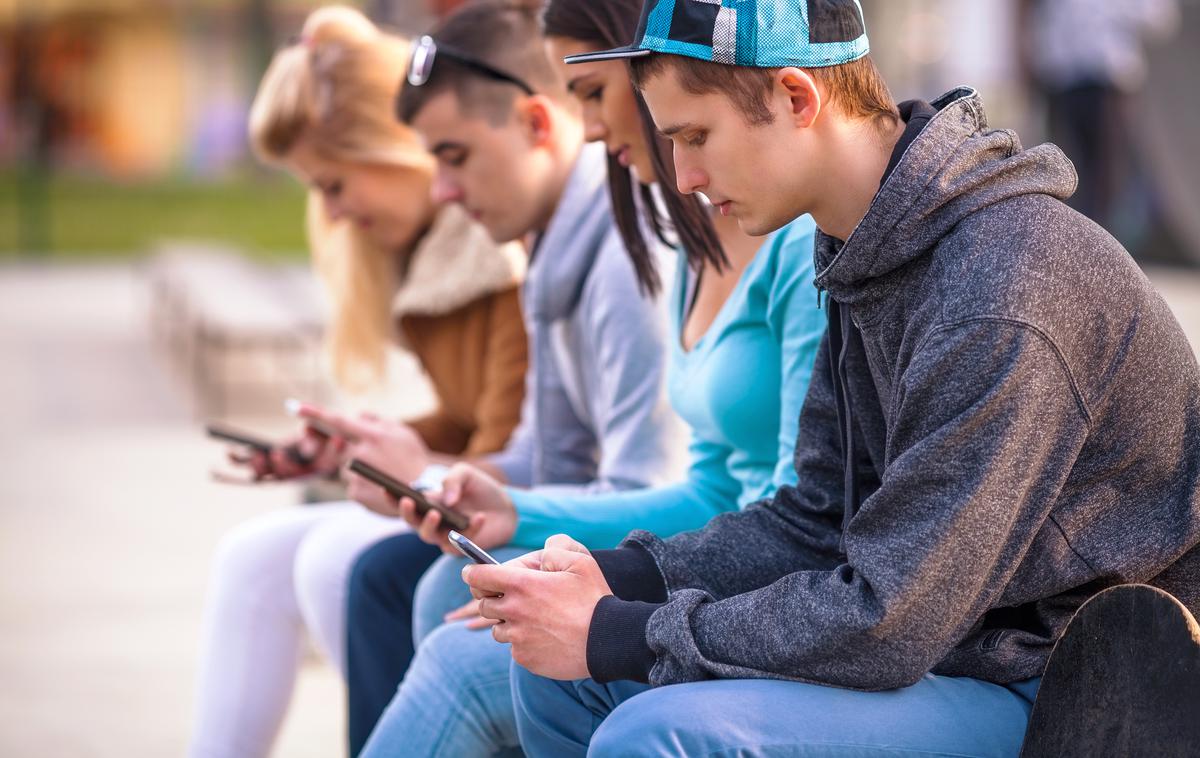 najstniki prijatelji mobilni telefon splet družbena omrežja | Za prepoved mobilnih telefonov v šolah so se že odločili v Franciji in na Finskem, z začetkom prihodnjega leta se bo pridružila tudi Nizozemska, o prepovedi mobilnih telefonov pa resno razmišljajo tudi na Hrvaškem.  | Foto Shutterstock