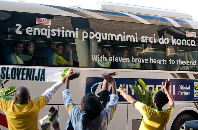 Slovenski avtobus je krasil slogan Z enajstimi pogumnimi do konca. Selektor Matjaž Kek je vztrajno ponavljal, da je takšnih 23. | Foto: Vid Ponikvar