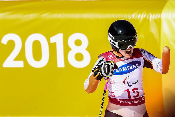 Nemka Andrea Rothfuss proslavlja naslov paraolimpijske podprvakinje v veleslalomu.  | Foto: Getty Images