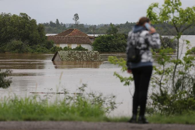 Od četrtka so napovedane nadaljnje padavine, zato oblasti svarijo pred možnostjo novih poplav. | Foto: Reuters