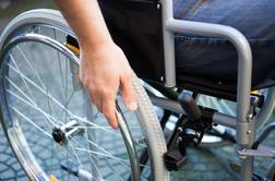 Vinjena voznica trčila v osebo na invalidskem vozičku