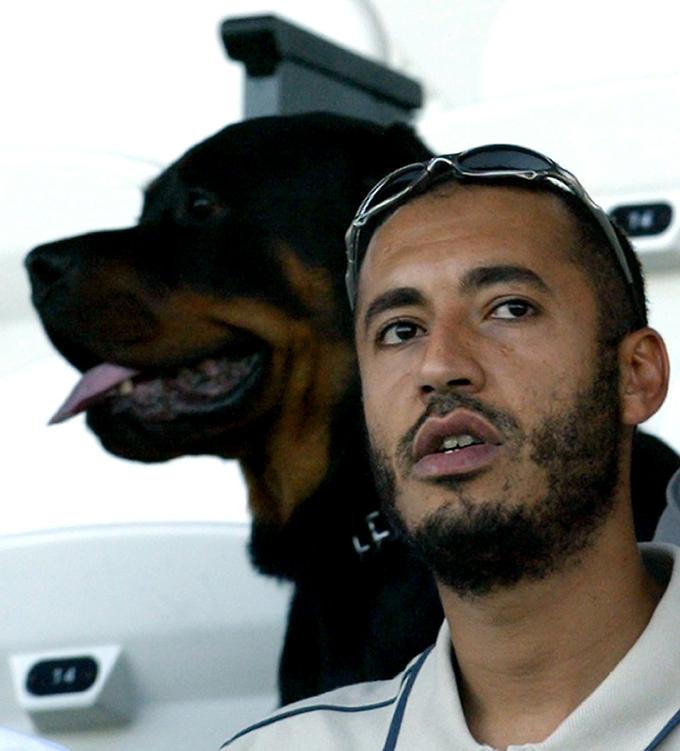 V družbi svojega psa na eni izmed tekem Perugie, na kateri ga trener ni uvrstil niti na klop. | Foto: Reuters