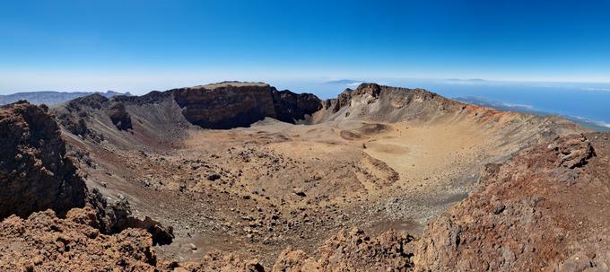 Panorama na celoten krater vulkana Pico Viejo, ki ima premer do 720 metrov. V ozadju otok La Gomera. | Foto: Matej Podgoršek