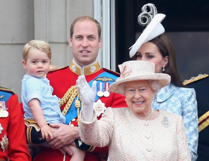 Kraljica s pravnukom, od katerih je princ George prvi v vrsti za prestol. Pred njim sta še njegov oče, princ William (kraljičin vnuk), in dedek, princ Charles (kraljičin sin). | Foto: Getty Images