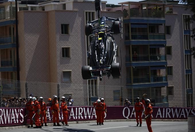 Takole so po nesreči dvignili Mercedesov dirkalnik Lewisa Hamiltona. | Foto: AP / Guliverimage