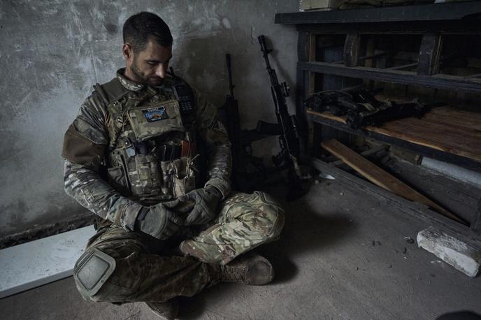 Ukrajinski vojak | Ukrajinski vojak med počitkom na fronti v ukrajinski regiji Zaporožje v začetku julija letos. | Foto Guliverimage