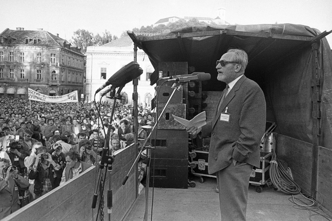 Bučar je bil eden glavnih avtorjev Majniške deklaracije, ki jo je 8. maja 1989 prebral pesnik Tone Pavček. | Foto: Tone Stojko, hrani Muzej novejše zgodovine Slovenije