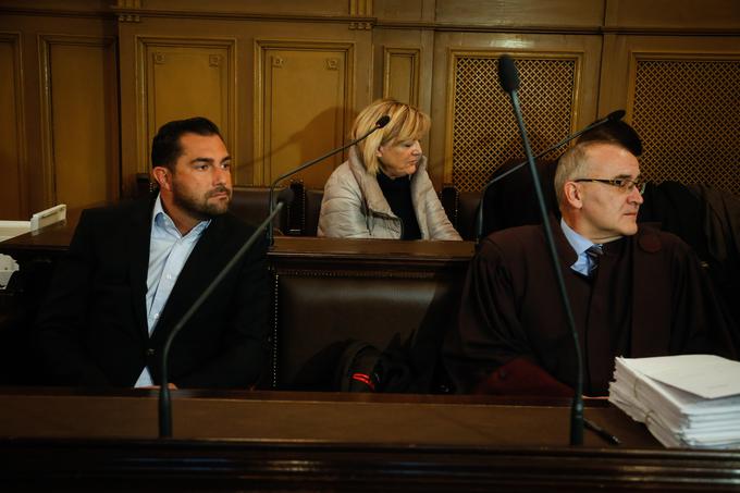 Konec leta 2015 se je proti Romanu Horvatu (levo), Mateju Košiču in Hildi Tovšak (v sredini) začelo sojenje zaradi obnove hiše Simone Dimic v ljubljanskih Murglah. Šele v začetku letošnjega leta je višje sodišče odločilo, da obnova ni bila sporna. | Foto: STA ,