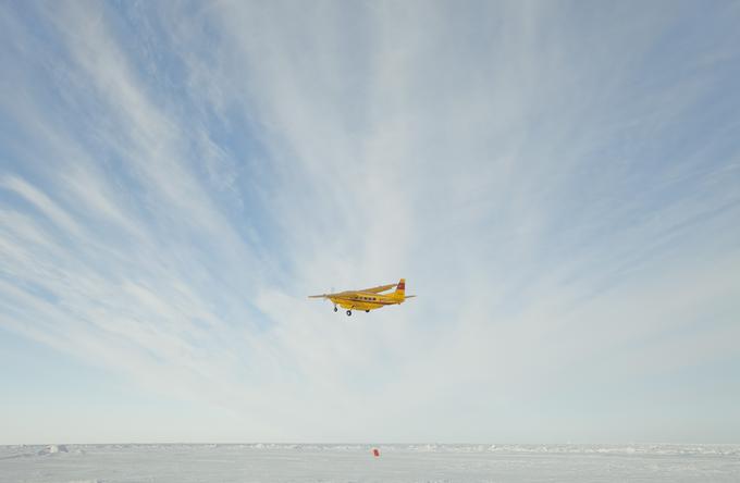 Letalo je vzletelo z ledene vzletne steze blizu laboratorija severno od zaliva Prudhoe. | Foto: Reuters