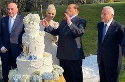 Berlusconi simbolično oženil 53 let mlajšo književnico