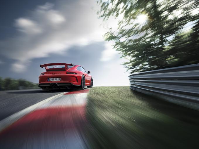 911 GT3 ima predelano podvozje s krmiljenjem zadnje preme: pri visoki hitrosti zadnja kolesa sledijo smeri sprednjih koles, pri nizkih hitrostih (pod 50 km/h) pa se zadnja kolesa obračajo v nasprotni smeri sprednjih, kar omogoča lahkotnejše vodenje na parkiriščih, v podzemnih garažah, na ozkih ulicah … | Foto: Porsche
