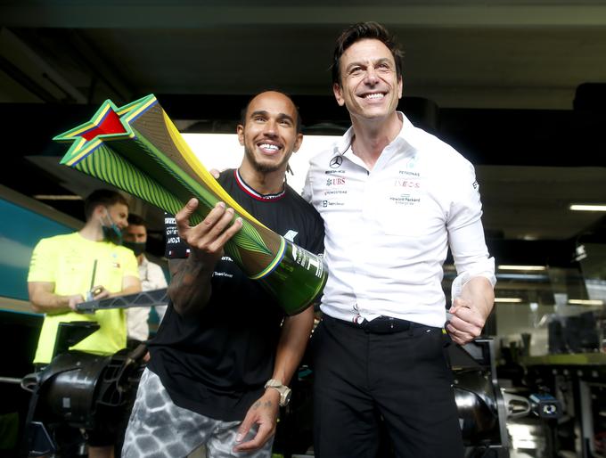 Lewis Hamilton ima z VN Brazilije tri zmage, zadnjo iz leta 2021. Vselej tu proslavlja z brazilsko zastavo, zato je lani dobil častno državljanstvo. | Foto: Guliverimage