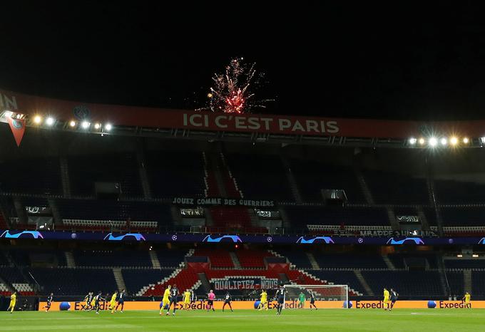 Francoski prvak PSG je med tednom v ligi prvakov ugnal Borussio Dortmund pred praznimi tribunami Parka princev. Danes naj bi v Franciji sprejeli odločitev o prekinitvi aktivnosti v prvi francoski ligi. | Foto: Reuters