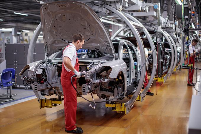 V vsaki izmeni skupaj 475 robotov in 200 delavcev poskrbi za izdelavo tega visokozmogljivega športno-poslovnega avtomobila. Proizvodnja nove generacije panamere temelji na prilagodljivem modelu orodij (MSB – Modular Standard Toolkit) z več kot 90-odstotno vertikalno integracijo proizvodnje. Avtomobil torej skoraj v celoti izdelajo v tej izjemno napredni tovarni, le motorji pridejo iz Stuttgarta. | Foto: Porsche