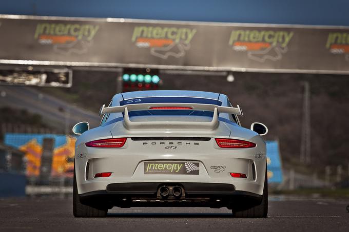 Porsche 911 GT3 (991) je športni avtomobil pa meri največjih avtomobilskih entuziastov, od človeka, ki je bil odgovoren za njegov razvoj, naprej. Andreas Preuninger, mož, podpisan pod razvojem tega zares vozniško prvinskega porscheja, pravi, da gre za avtomobil, ki se je zmožen s hitrostjo dotakniti vseh čutil, senzorjev človeškega telesa.  | Foto: Porsche