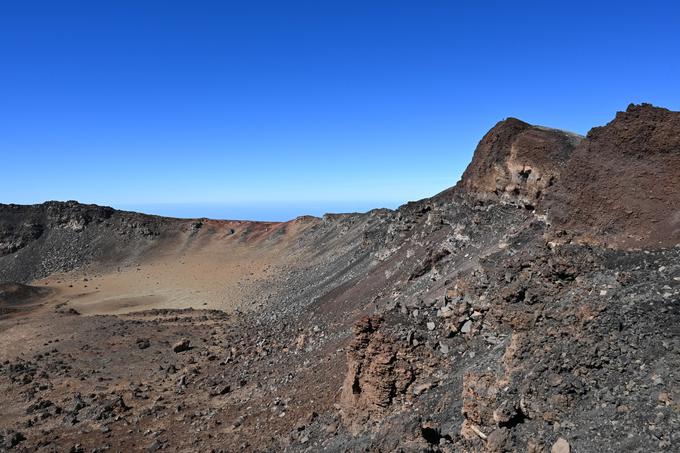 Krater vulkana Pico Viejo. Najvišja točka desno 3135 metrov. | Foto: Matej Podgoršek