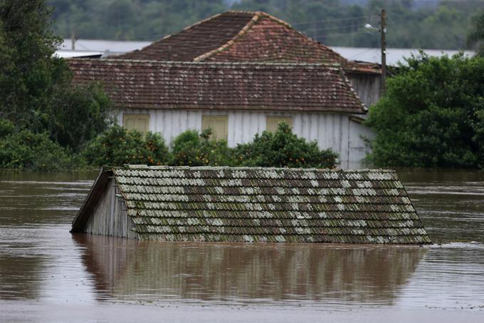 Na terenu je na stotine pripadnikov reševalnih služb, na območja, ki so jih odrezale poplave, pa so oblasti napotile tudi helikopterje. | Foto: Reuters