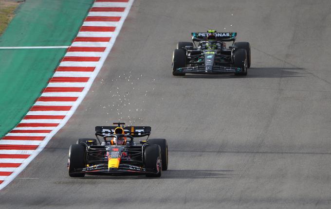 Lewis Hamilton je prvih šest krogov še sledil ritem Maxa Verstappna. | Foto: Reuters