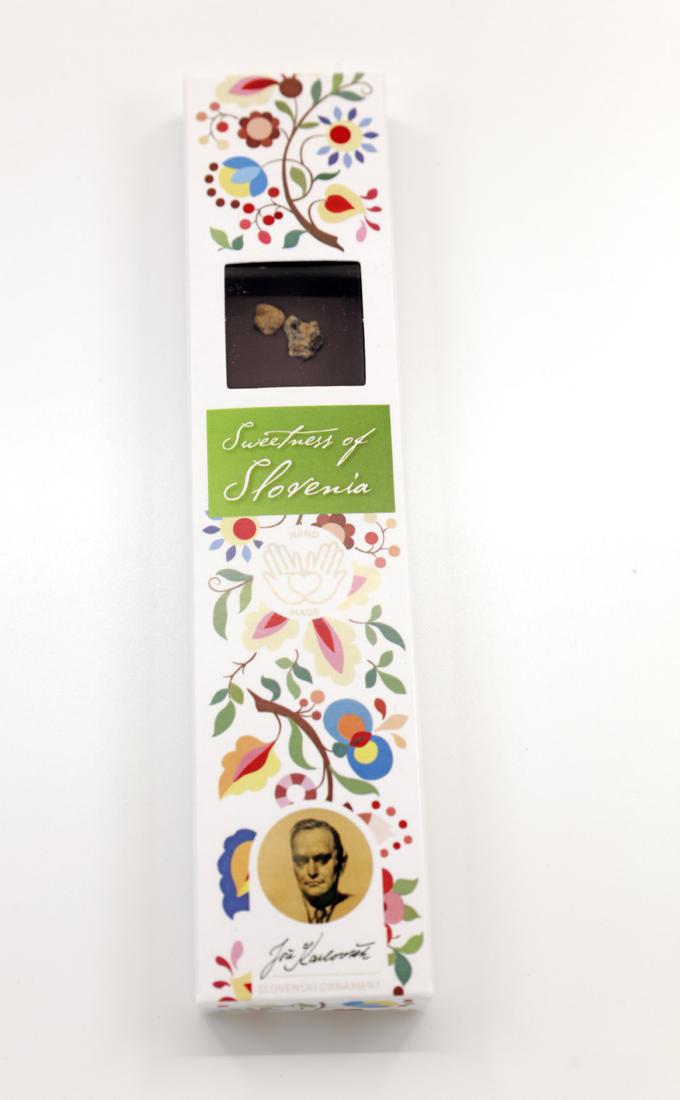 Čokolada iz kolekcije Slovenski ornament - Jože Karlovšek, je izdelana ročno v čokoladnici Lucifer, z okusom orehove potice. | Foto: 