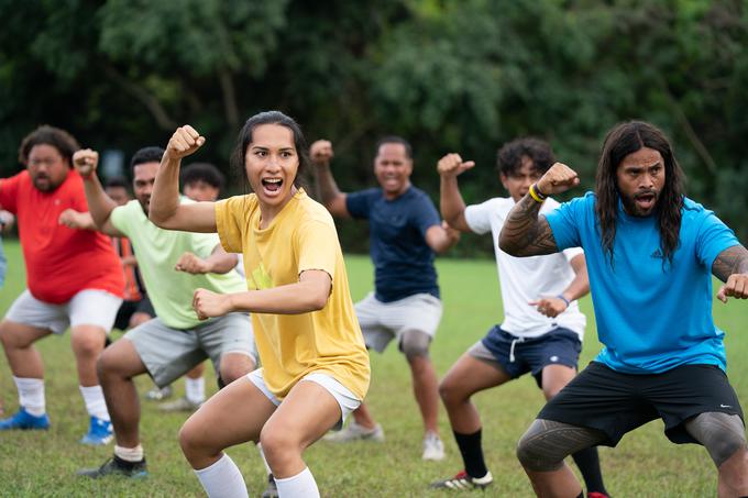 Nogometaši vadijo tradicionalni bojni ples pacifiških otokov – hako. V filmu je skoraj več časa posvečenega uprizoritvam hake kot nogometu. | Foto: Blitz Film & Video Distribution