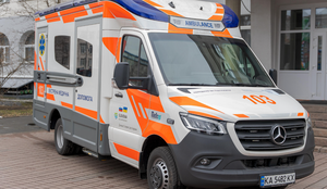 Slovenija Ukrajini predala reševalno vozilo za prevoz novorojenčkov in nedonošenčkov