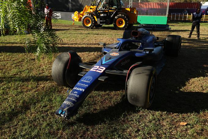 Razbit Williamsov dirkalnik Alexa Albona po nesreči v osmem krogu VN Avstralije. | Foto: AP / Guliverimage