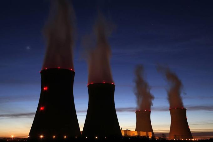 Presežek toplote se v jedrskih elektrarnah odvaja skozi velikanske hladilne stolpe. | Foto: 