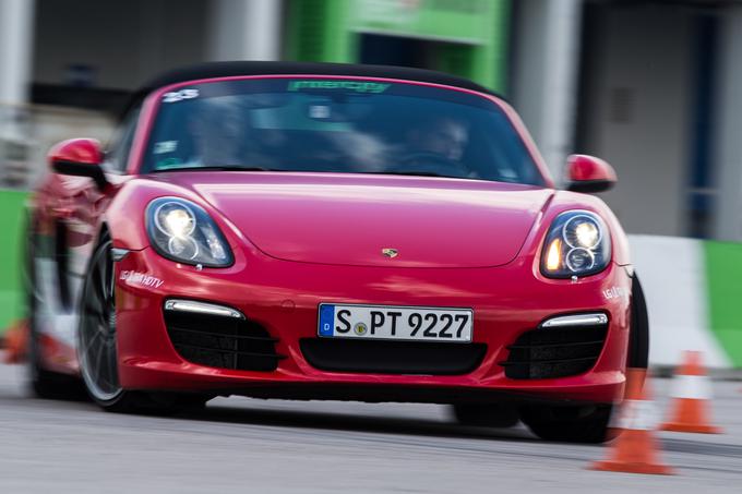 Poženi stroj, ki ga razumeš in z njim sodeluješ, ne pa, da se z njim boriš. Doseči ravnovesje med hitrostjo in nadzorom - to je bit Porschejeve vozniške akademije. | Foto: Porsche