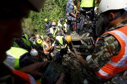 Prenatrpan nepalski avtobus zgrmel v prepad