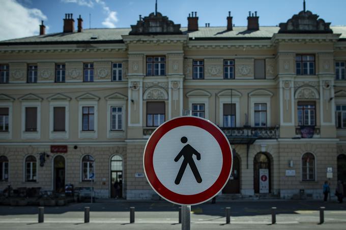 Železniška postaja na Trgu Evrope v Novi Gorici. Znak za prepoved vstopa v Slovenijo z italijanske strani trga se je pojavil ob začetku pandemije. Na obeh strani meje si želijo, da bi razmere čim prej spet dopuščale prost pretok ljudi med obema Goricama. | Foto: Ana Kovač