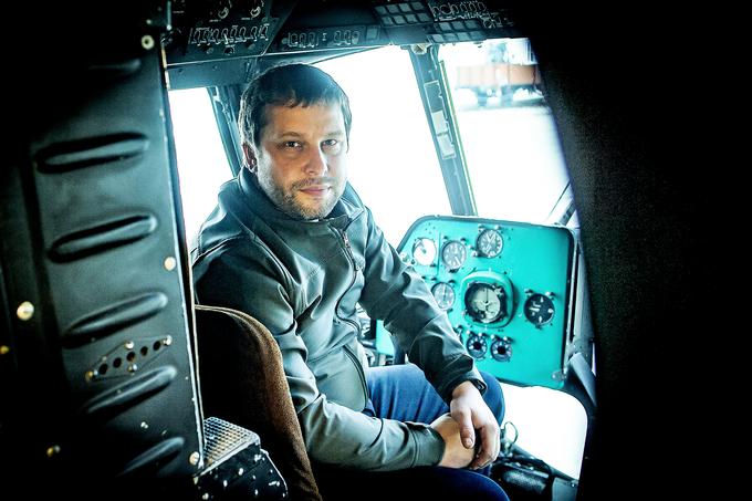 Strokovni vodja Parka vojaške zgodovine Pivka Boštjan Kurent na pilotskem sedežu helikopterja Mi-8 | Foto: Ana Kovač