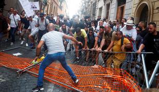 Gostinci na ulicah Rima protestirajo proti covidnim potrdilom #video #foto