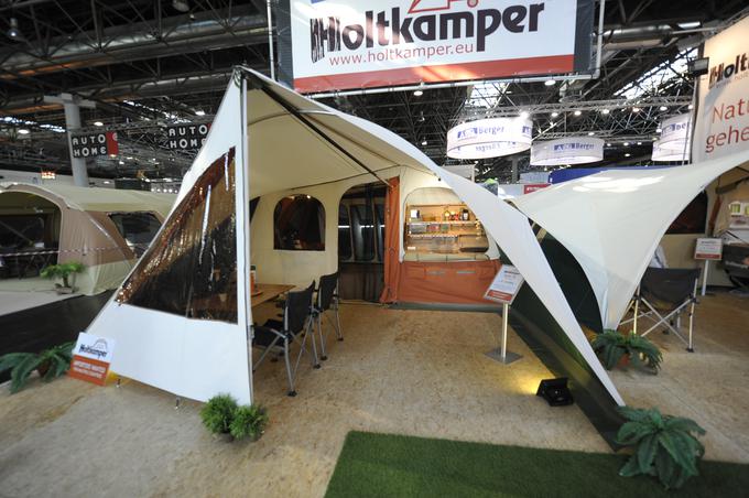 Šotorske prikolice Holtkamper se v najrazkošnejših različicah brez težav postavljajo ob bok glamping izvedbam šotorov za razkošno taborjenje. Žal, a pričakovano tudi po ceni. | Foto: Jure Gregorčič