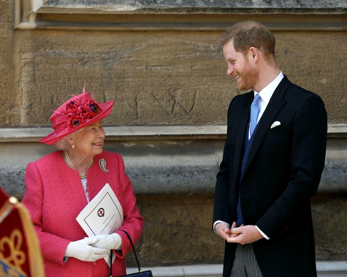 Kraljica Elizabeta II. je po mnenju strokovnjakov zelo naklonjena svojemu vnuku princu Harryu. | Foto: Reuters