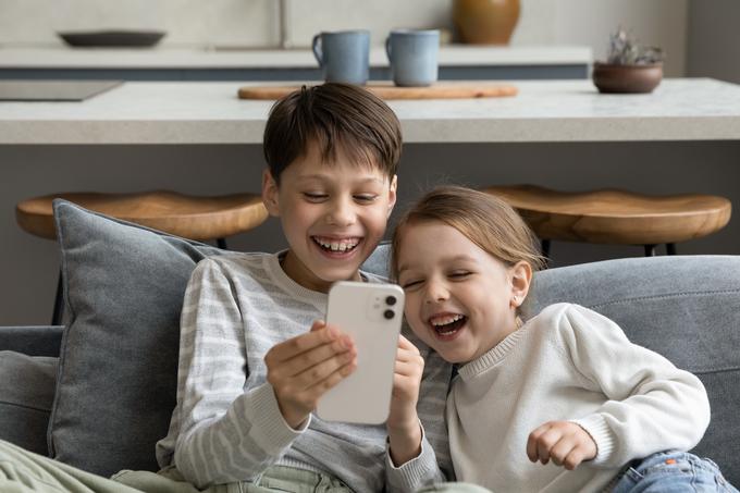 S svojimi otroki ste tudi na družbenih omrežjih lahko prijatelji, a jih ob tem ne nadzorujte. | Foto: Shutterstock