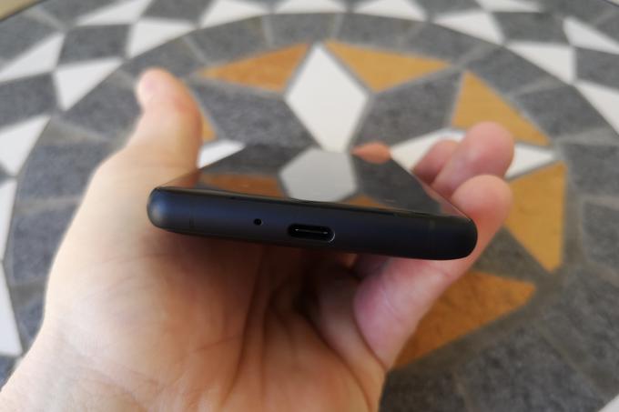 Pametni telefon Sony Xperia XZ2 Compact tako kot večino njegovih sodobnikov polnimo prek ovalnega priključka USB-C. Naprava pozna tudi hitro polnjenje - v 30 minutah se z ničle napolni do kakšnih 30 ali 35 odstotkov -, ne pa tudi brezžičnega polnjenja.  | Foto: Matic Tomšič