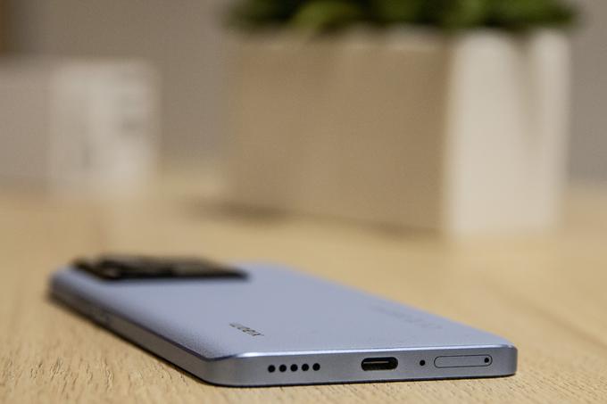 Spodnja stran pametnega telefona Xiaomi 13T Pro | Foto: Žiga Krančan
