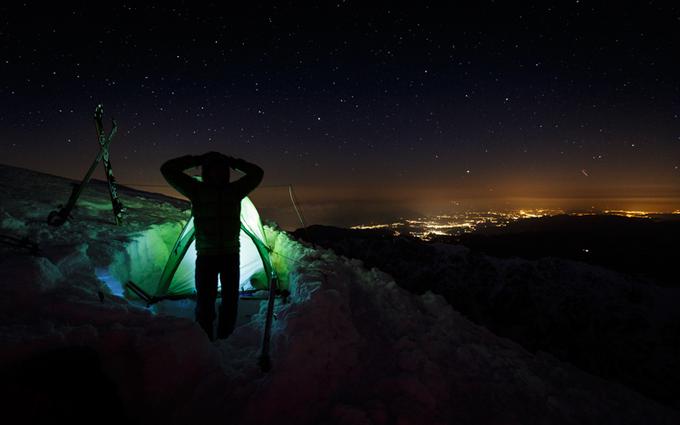 Nedolžni nočitvi na vrhu Rjavina v okviru Triglavskega narodnega parka je sledila denarna kazen. Foto: Anže Čokl. | Foto: 
