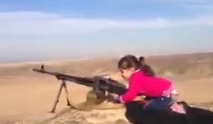 Pretresljiv posnetek kurdske deklice, ki strelja z brzostrelko (video)