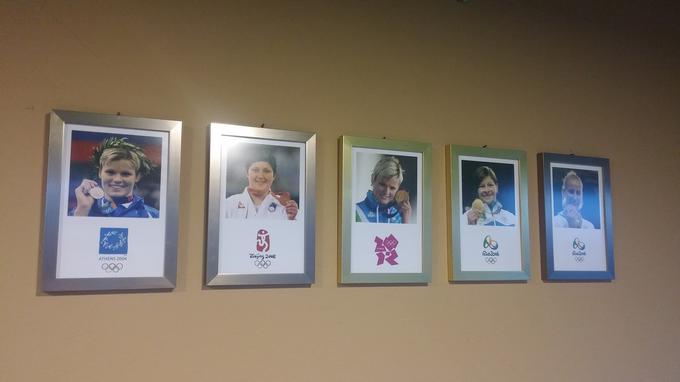 V novi klubski sobi na Lopati je izobešenih pet olimpijskih fotografij. Na vseh so dekleta, je čas za moško olimpijsko medaljo v judu? | Foto: A. T. K.