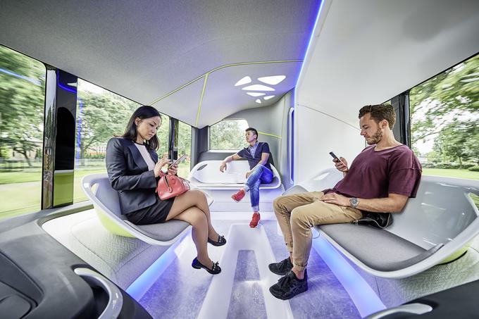 Strop v minimalističnem slogu posnema krošnje dreves, številne informacije glede poti so podane s pomočjo velikih zaslonov, potniki bodo svoje telefone lahko polnili indukcijsko. | Foto: Daimler