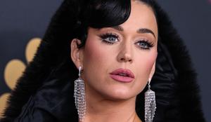 Pevka Katy Perry pojasnila, kaj se dogaja z njenim obrazom #video