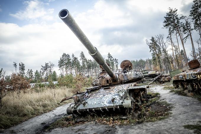 Uničeni ruski tanki na poti od Kijeva proti Buči | Foto: Ana Kovač