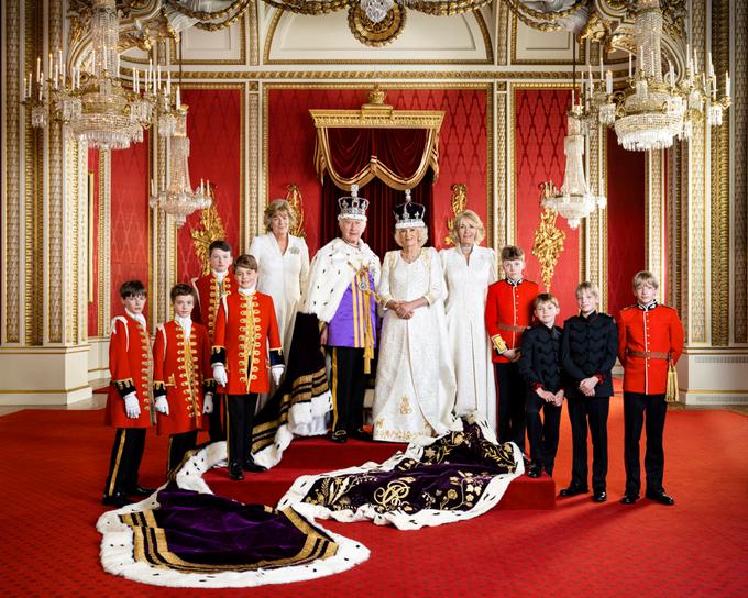 Karel III. in njegova žena, kraljica Camilla, s častno stražo in prisotnimi damami | Foto: Reuters
