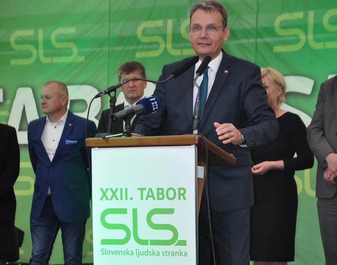 Dolga leta je bil zaščitni znak SLS Marjan Podobnik. Leta 1988 je bil med soustanovitelji Slovenske kmečke zveze (SKZ) in Zveze slovenske kmečke mladine (ZSKM). Leta 1992 je postal predsednik SLS in jo vodil do leta 2000. Leta 2016 je Podobnika iz stranke izključil takratni predsednik Marko Zidanšek. Potem ko je Zidanšek junija 2018 po slabem izidu na parlamentarnih volitvah odstopil, je podpredsednik SLS Primož Jelševar nekdanje člane, ki so bili izključeni, povabil, naj se znova vključijo v stranko. Tako se je Podobnik vrnil v SLS in jo vodil do julija letos. | Foto: STA ,