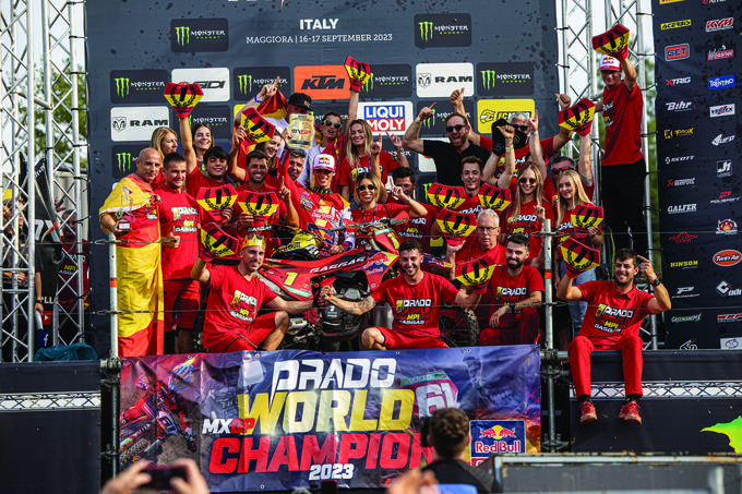 Veselje De Carlijeve ekipe ob tretjem naslovu Jorgeja Prada | Foto: GasGas
